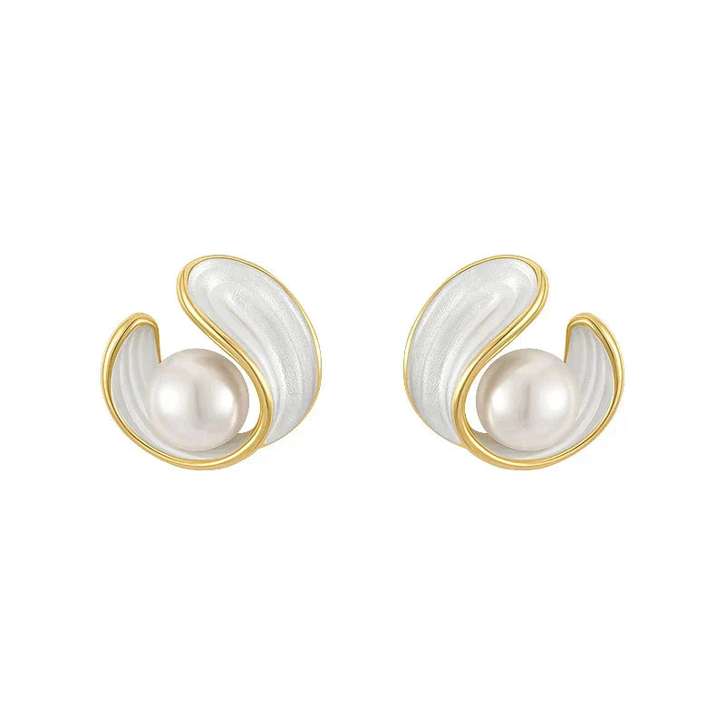 Boucles d'oreilles en émail blanc et perles dorées