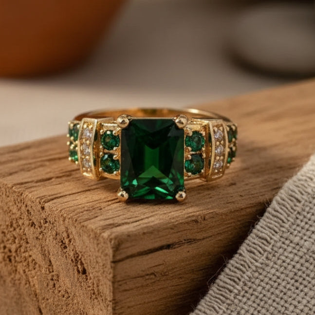 Bague dorée cristalline verte
