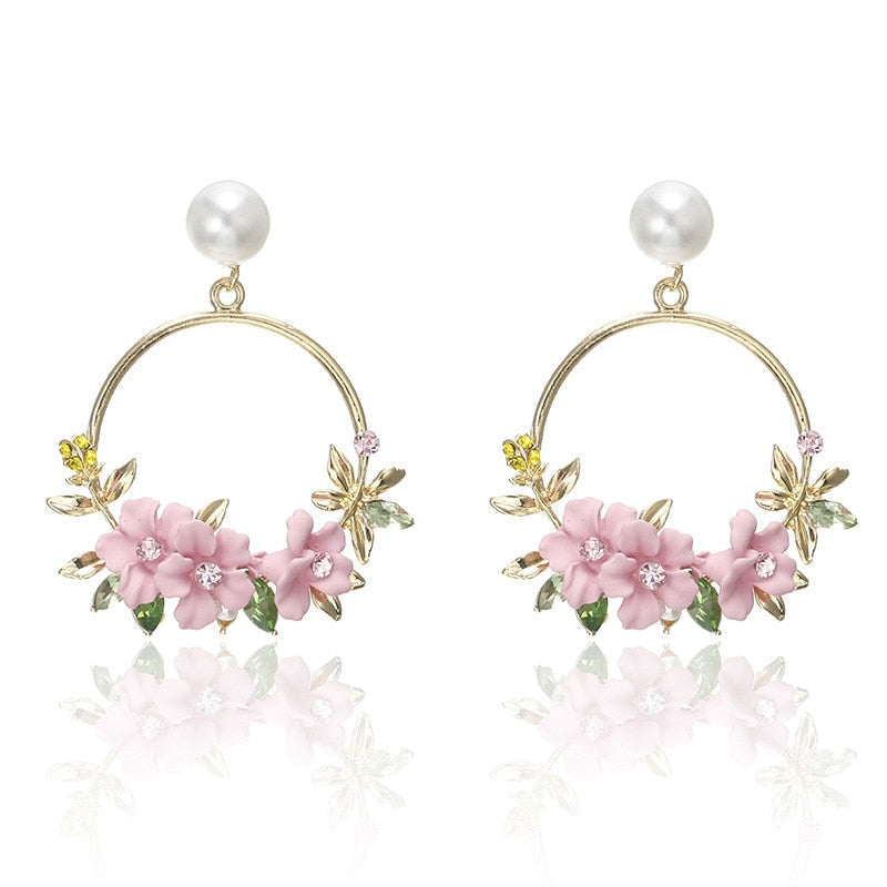 Boucles d'oreilles en or élégantes ornées de fleurs et de perles