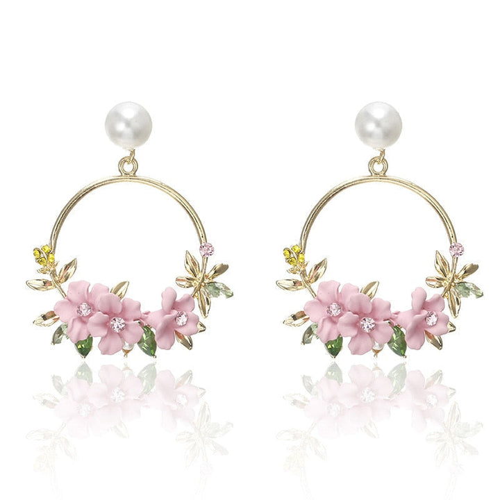 Boucles d'oreilles en or élégantes ornées de fleurs et de perles