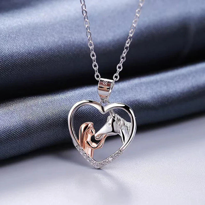 Collier en Zircon en Forme de Cœur avec Fille et Cheval