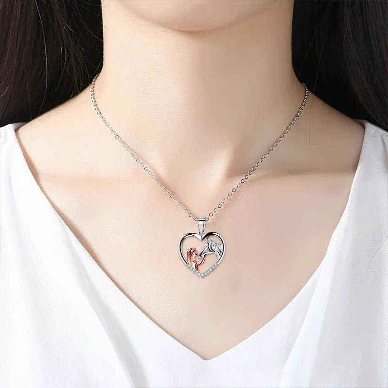 Collier en Zircon en Forme de Cœur avec Fille et Cheval