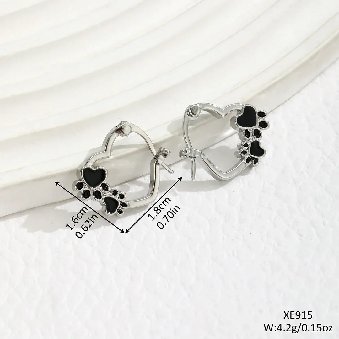 Boucles d'oreilles Huggie en forme de patte de cœur avec émail noir