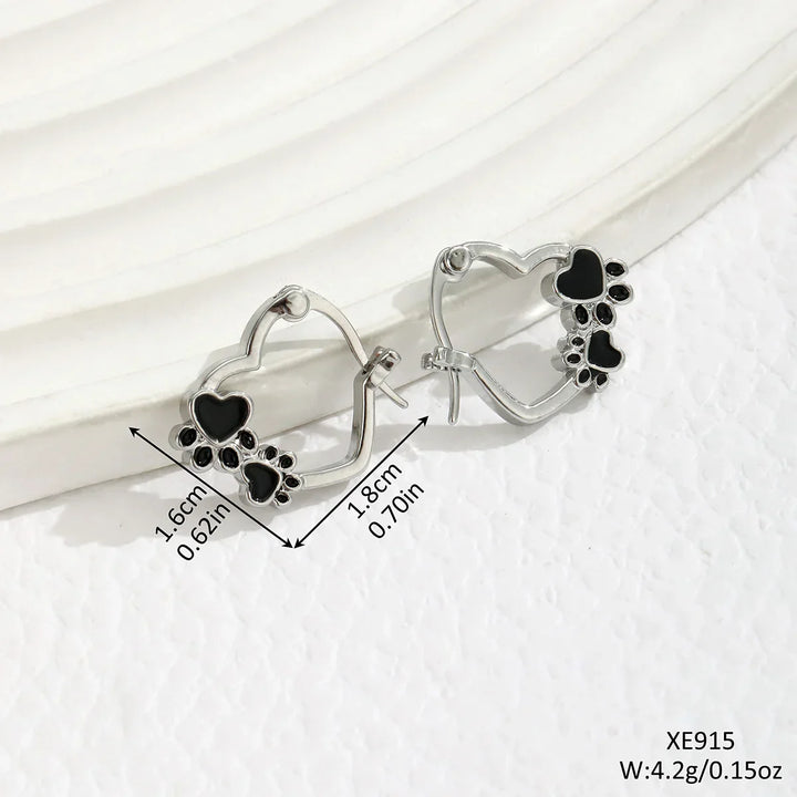 Boucles d'oreilles Huggie en forme de patte de cœur avec émail noir