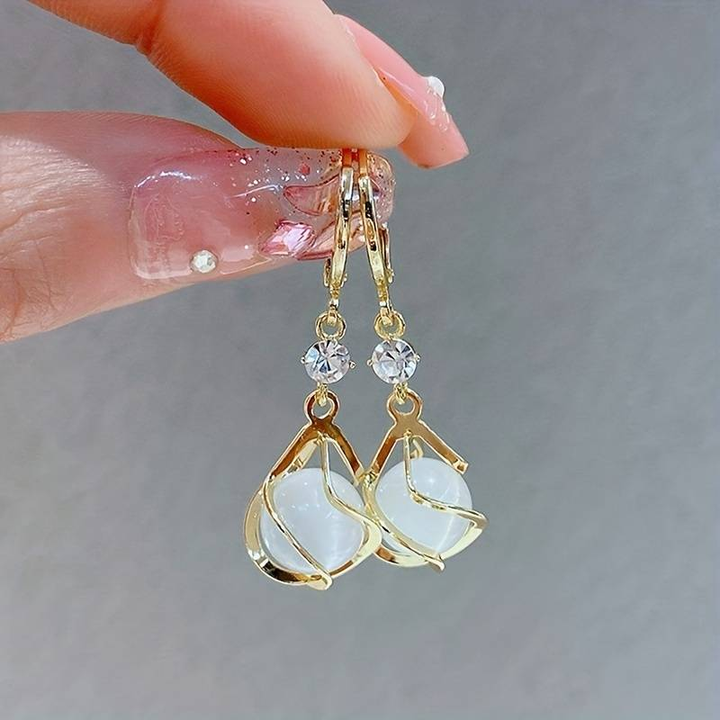 Boucles d'oreilles en opale blanche suspendues avec fil d'or